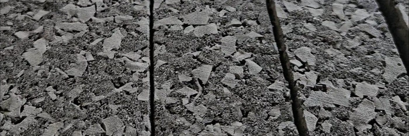 Makro detail recyklovaného polyurethanu, drť slisovaná do kompaktního pásu